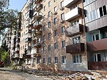 В Курске в доме, пострадавшем в результате падения обломков ракеты, начали остекление балконов