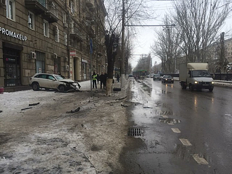 Автомобиль вылетел на тротуар после ДТП в центре Волгограда