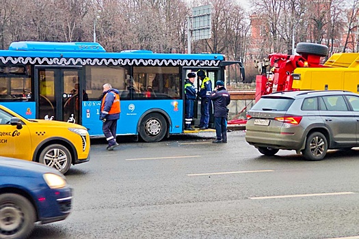 В Москве устраняют последствия крупного ДТП с автобусом