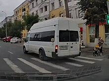 В центре Пензы женщина с ребенком едва не попала под маршрутку
