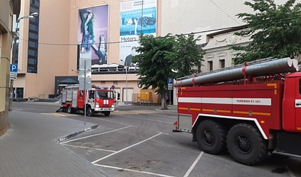В Воронеже на рассвете 62 спасателя приехали тушить пожар в «Галерее Чижова»