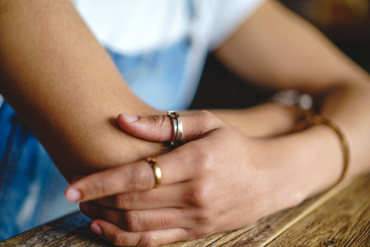 кольцан на ьольшом пальцы. стильные кольца. перстень на указательном пальце. женщины носящие кольца на больших пальцах. кольца на указательный палец женские.