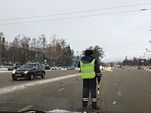 В Казани на видео сняли, как сотрудники ГИБДД уговаривали водителя спуститьс с крыши авто