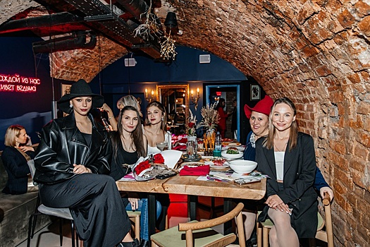 На Покровке открылся бар, куда не пускают мужчин: сплетни, караоке и гадания