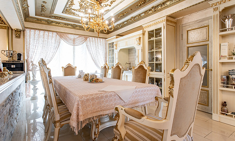 Под Иркутском нашли загородный дом, интерьеры которого стилизованы под роскошный дворец. По данным The Sun, стоимость особняка равняется 210 миллионам рублей. Об этом сообщает Lenta.ru.