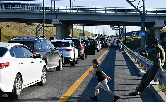 Около 2,7 тыс. машин застряли у Крымского моста