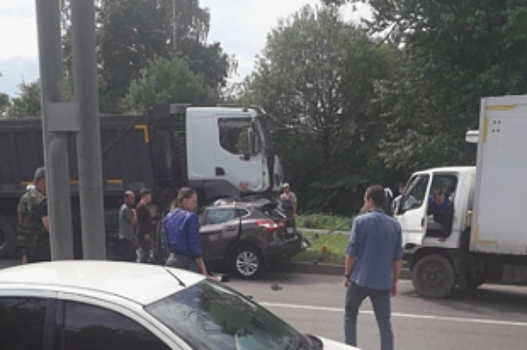На Митрофаньевском шоссе самосвал раздавил легковой автомобиль