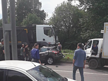 На Митрофаньевском шоссе самосвал раздавил легковой автомобиль