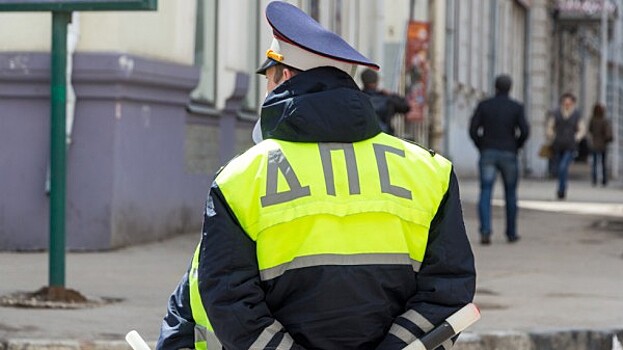 В Екатеринбурге мужчина вернул сотрудникам ДПС забытый в кафе автомат