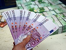 Рубль растет к доллару и евро