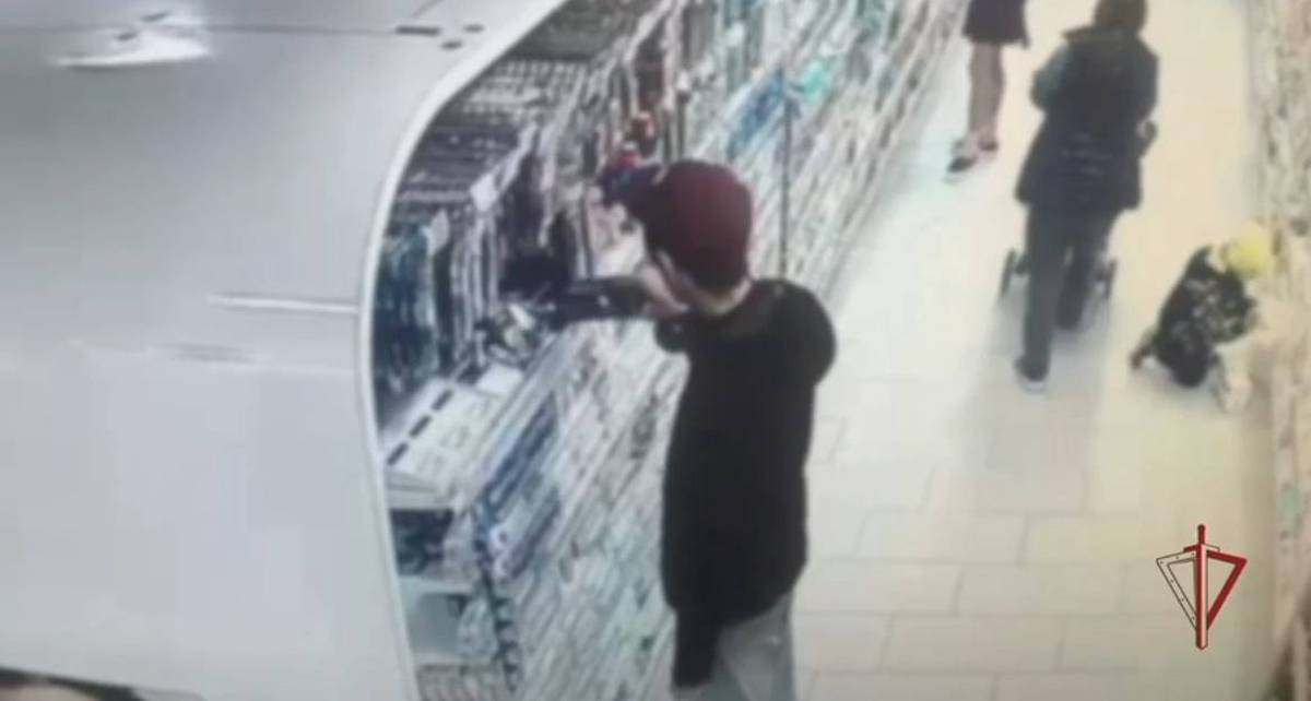 Москвичей задержали за кражу продуктов из магазина