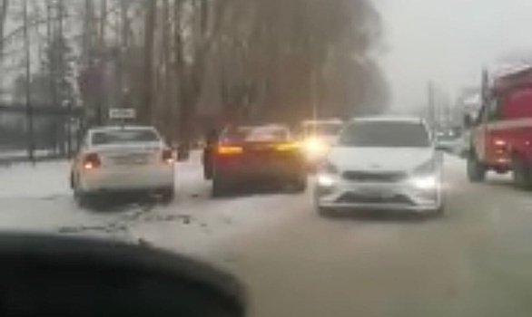Такси столкнулось с иномаркой в Кемерове