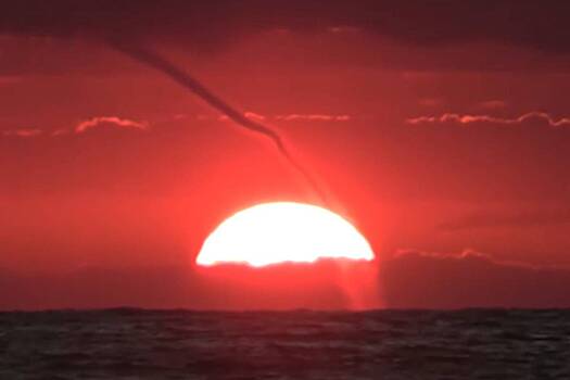 Смерч на фоне кровавого заката в российском регионе попал на видео