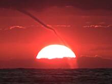 Смерч на фоне кровавого заката в российском регионе попал на видео