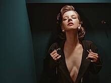 Актриса Екатерина Шпица показала полуголую грудь на камеру