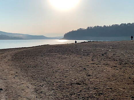 Засуха поставила Крым на грань экологической катастрофы. Чиновники жалуются, что воду выпили туристы