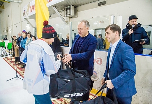 Депутаты Омского горсовета приняли участие в открытии нового сезона дворового хоккея
