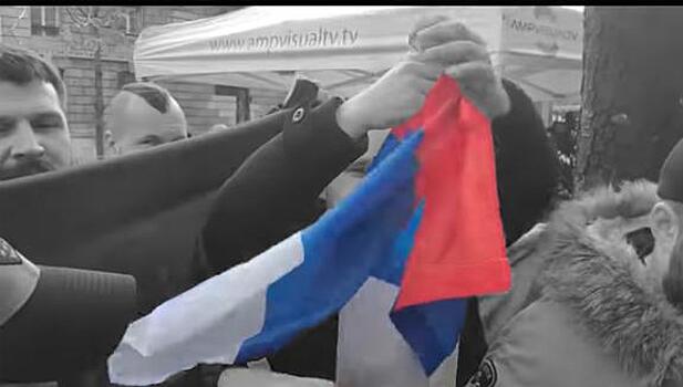 Украинские националисты в Париже разорвали российский флаг