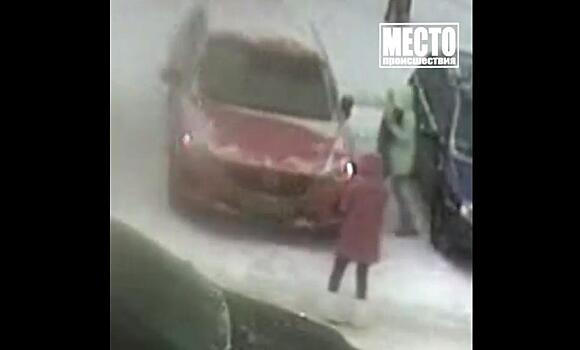 В Кирове девушка разбила молотком припаркованную «Мазду»