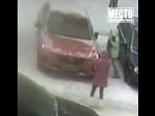 В Кирове девушка разбила молотком припаркованную «Мазду»