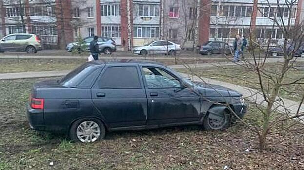 Пьяный водитель без прав сбил пешехода на тротуаре в Вологде