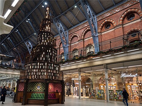 В Лондоне стоит уникальная рождественская ёлка из книг