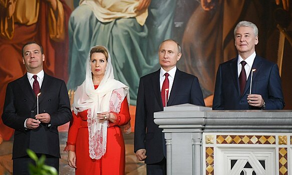 Путин и Медведев пришли на пасхальное богослужение