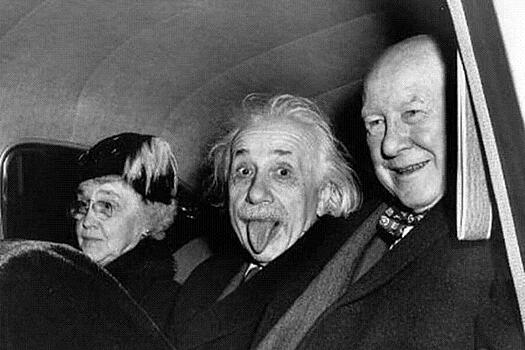 Известная фотография Эйнштейна уйдет с молотка