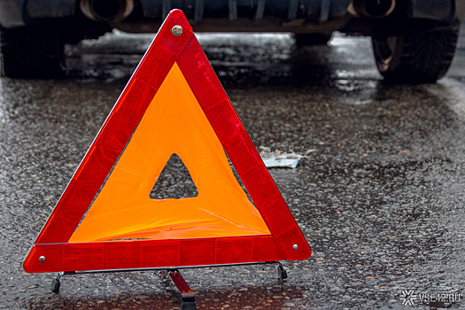 Авария заблокировала часть оживленного перекрестка в Кемерове