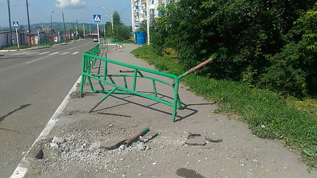 Соцсети: кузбассовец за рулем снес дорожное ограждение