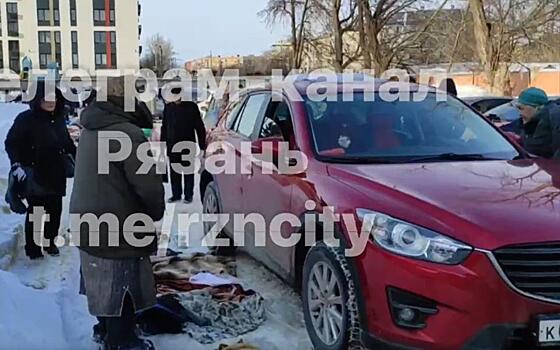 На рязанской барахолке красная машина проехала по товару торговцев