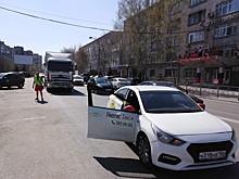 Мочищенское встало: на выезде из Новосибирска столкнулись такси и грузовик