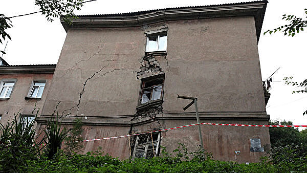В Сочи рушится аварийный дом: жильцов срочно расселяют, вводится режим ЧС