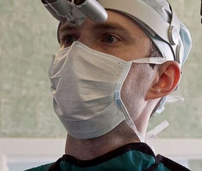 Нейрохирург из Красноярска провел сложнейшую операцию на позвоночнике 16-летней девочки