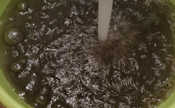 Курянка из дома на Карла Маркса пожаловалась на грязную водопроводную воду