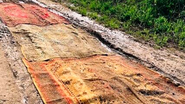 В Калуге разбитую дорогу «отремонтировали» коврами