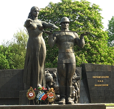 «Готовятся Галицию Польше передать?» — во Львове перенесли Монумент славы