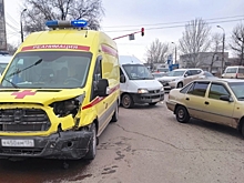 Два медработника пострадали в аварии со скорой в Волгограде