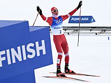 Лыжи на Олимпиаде-2022: Александр Большунов повторил жест Бьорна Дэли — дождался и обнял аутсайдера марафона