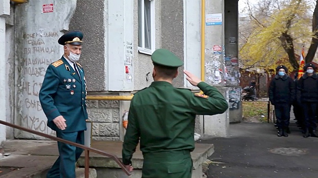 Военнослужащие ЗВО поздравили с днем рождения ветерана ВОВ в Воронежской области