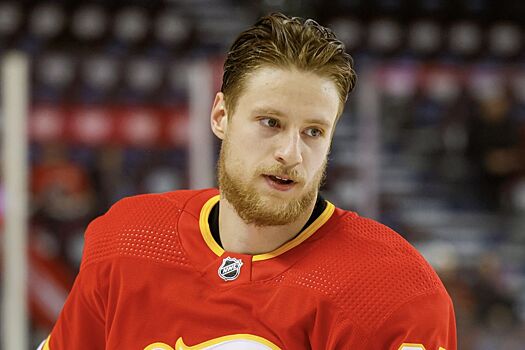 Белорусский защитник «Калгари» Соловьёв набрал первое очко в НХЛ в матче с «Миннесотой»