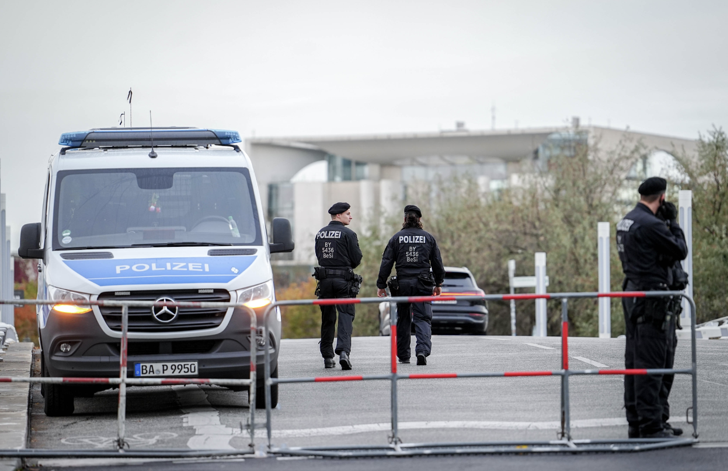 На военном объекте в ФРГ остановили гражданина России на велосипеде