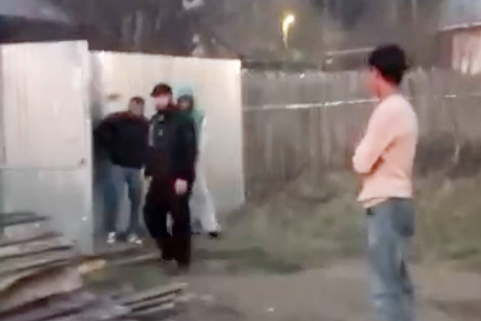 Полиция спасла пристававших к школьницам мигрантов от толпы разгневанных россиян