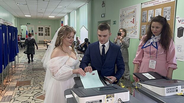 Влюбленные из Костромы перед ЗАГСом бросили листочки в урну на счастье