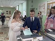 Влюбленные из Костромы перед ЗАГСом бросили листочки в урну на счастье