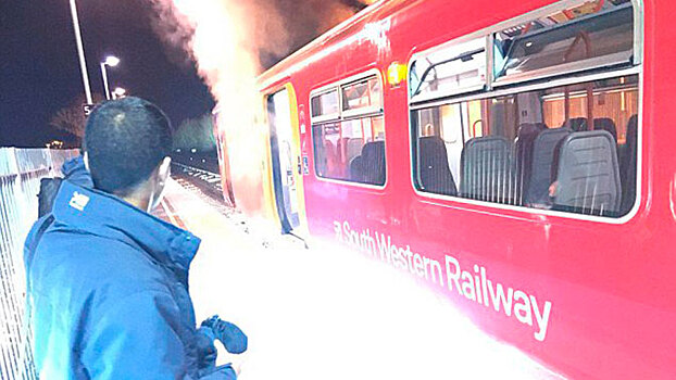 В Лондоне сотни пассажиров покинули охваченный огнем поезд