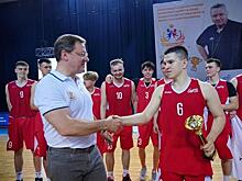 Дмитрий Азаров в Самаре наградил победителей Кубка по баскетболу среди студенческих команд