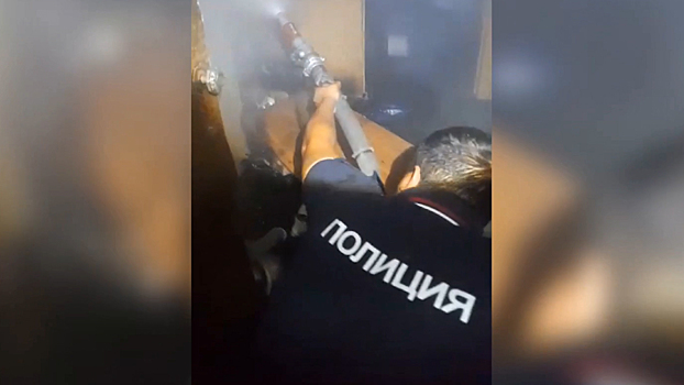 На Кубани полицейские помогли локализовать пожар и спасти жильцов многоквартирного дома