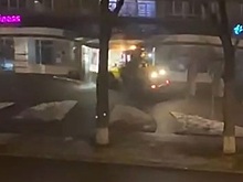 В Казахстане мародеры въехали в витрину отделения банка на бульдозере