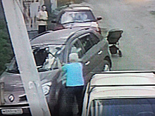 В Новосибирске бабушка разбила молотком стекло машины в Дзержинском районе